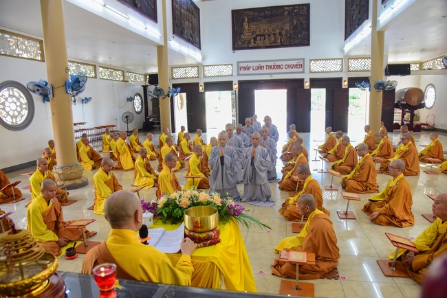 Pratimoksa commandment rite and precept listen at Hoang Phap pagoda